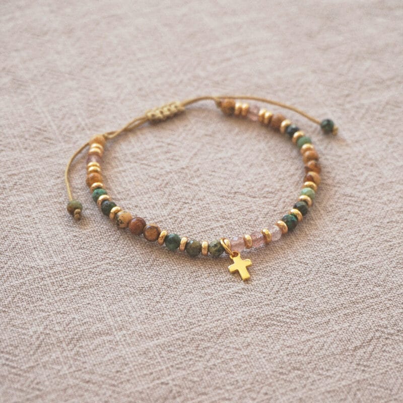 bracelet réglable pierres multicolores vertes et beiges et croix dorée
