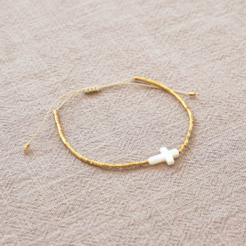 bracelet perles dorées et croix nacre blanc