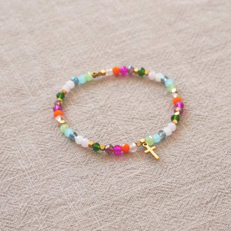 bracelet en perles multicolores et croix