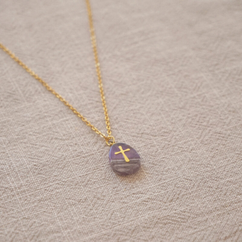 collier pierre naturelle violette et croix dorée
