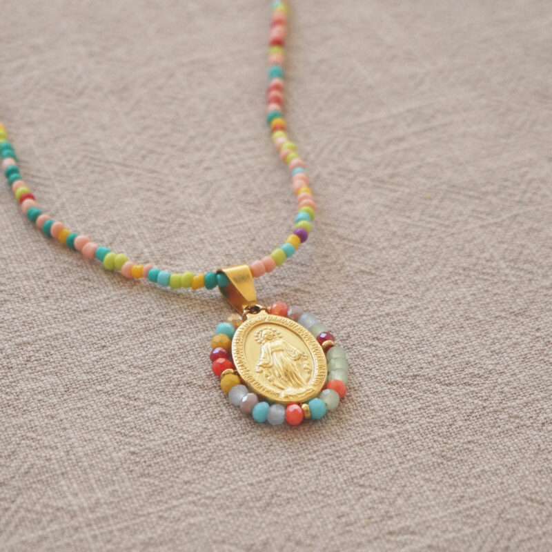 médaille miraculeuse dorée avec madonne et perles multicolores