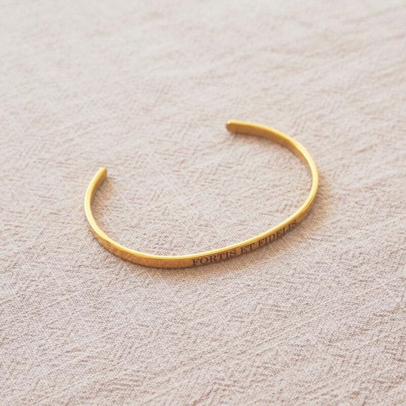bracelet doré gravé citation biblique Fortis et Fidelis