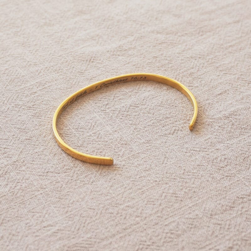 bracelet doré gravé citation biblique Fortis et Fidelis - Notables