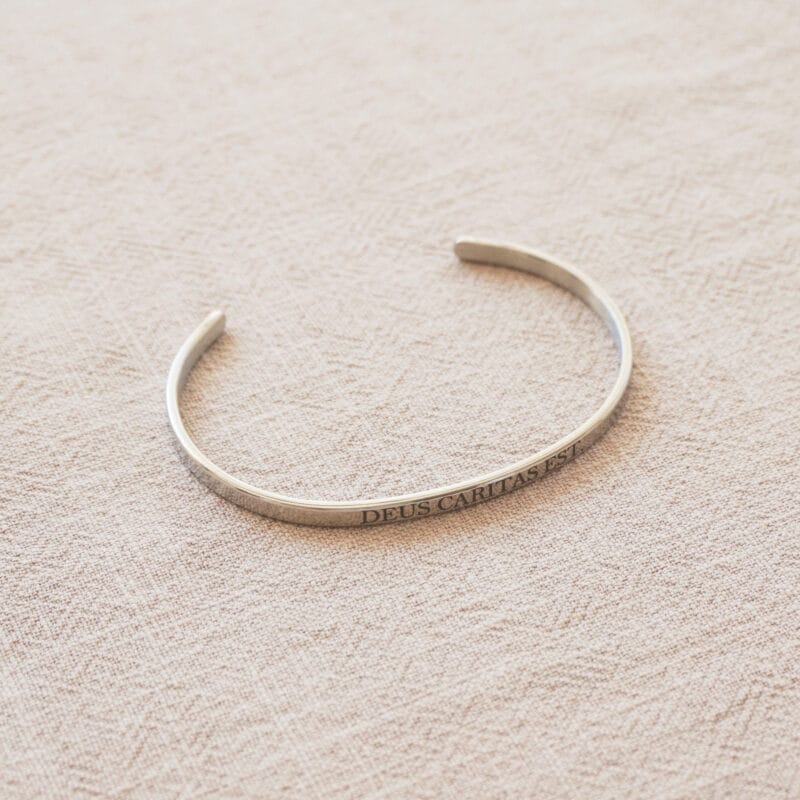 bracelet argenté gravé citation biblique Deus caritas est