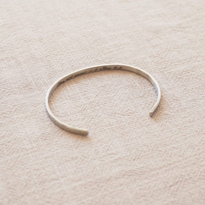 bracelet argenté gravé citation biblique Deus caritas est