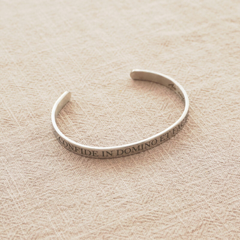 bracelet argenté gravé citation biblique Confide in domino et fac bonum