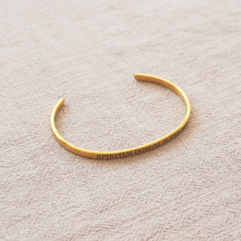 bracelet doré gravé citation biblique Spiritus domini super me