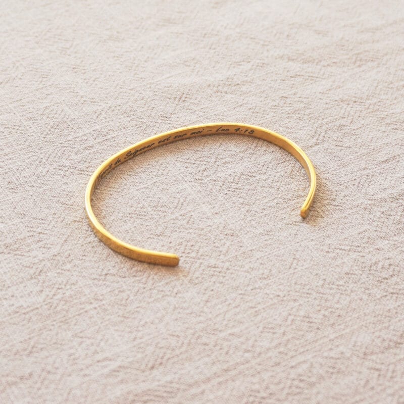 bracelet doré gravé citation biblique Spiritus domini super me