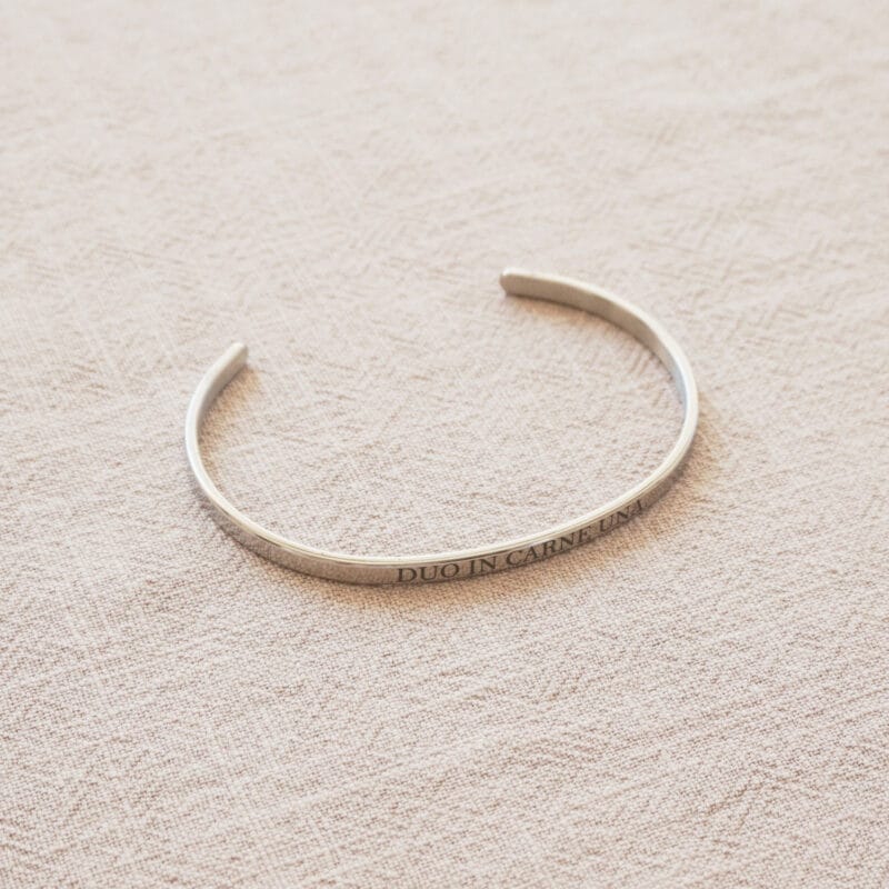 bracelet argenté gravé citation biblique Duo in carne una