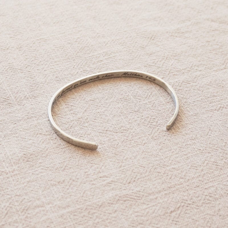 bracelet argenté gravé citation biblique Duo in carne una - Notables