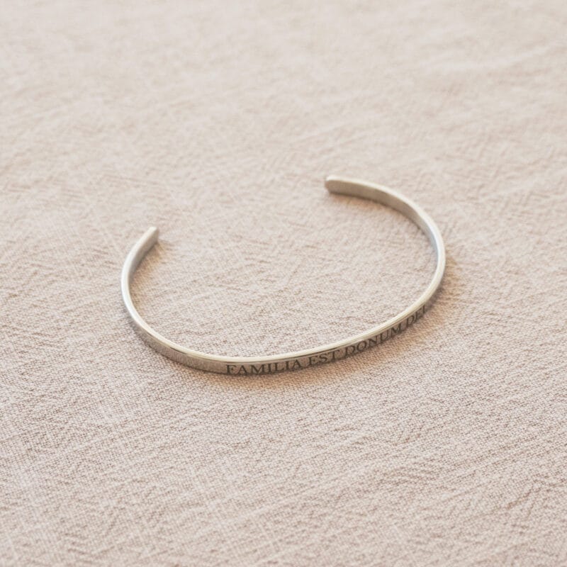 bracelet argenté gravé citation biblique Familia est donum Dei