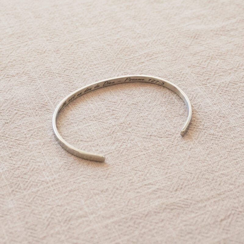 bracelet argenté gravé citation biblique Familia est donum Dei