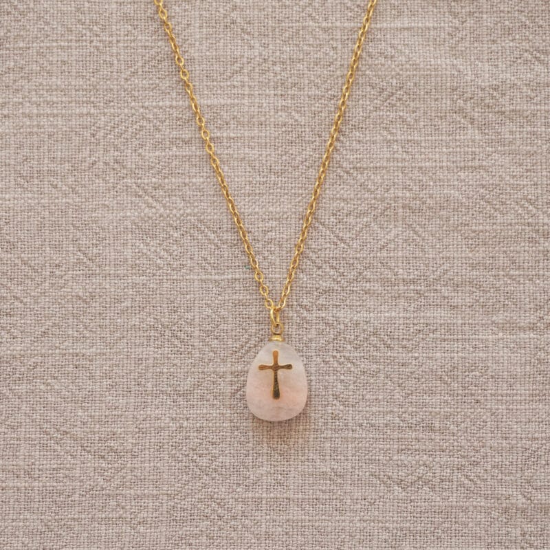 pendentif en pierre rose avec croix dorée