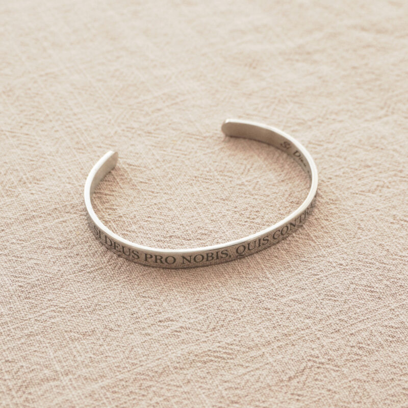 bracelet argenté gravé citation biblique Si deus pro nobis, quis contra nos