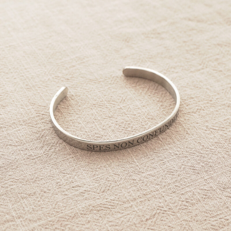 bracelet argenté gravé citation biblique Spes non confundit